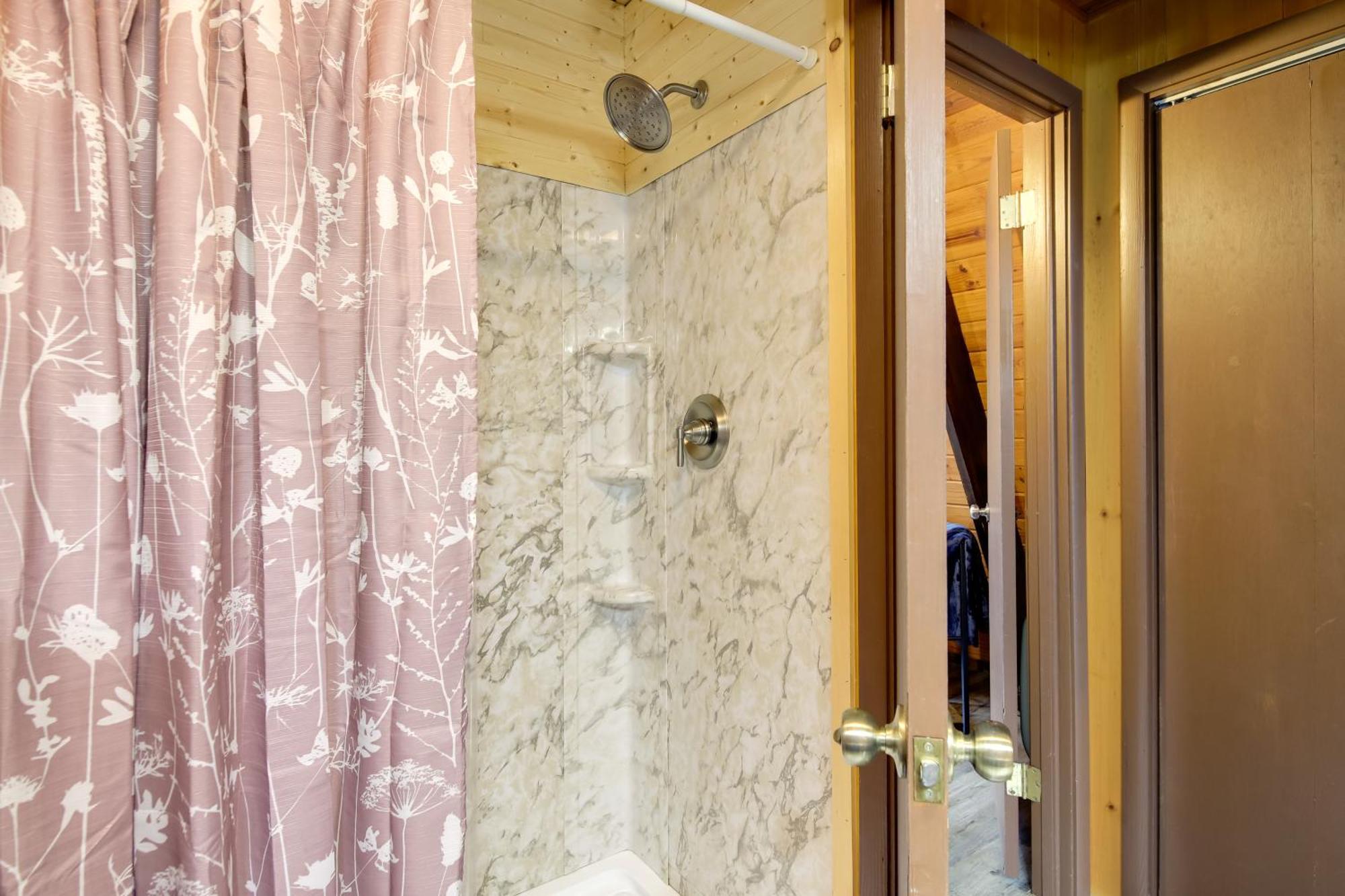 Gatlinburg A-Frame Home With Hot Tub Near Parkway Bagian luar foto