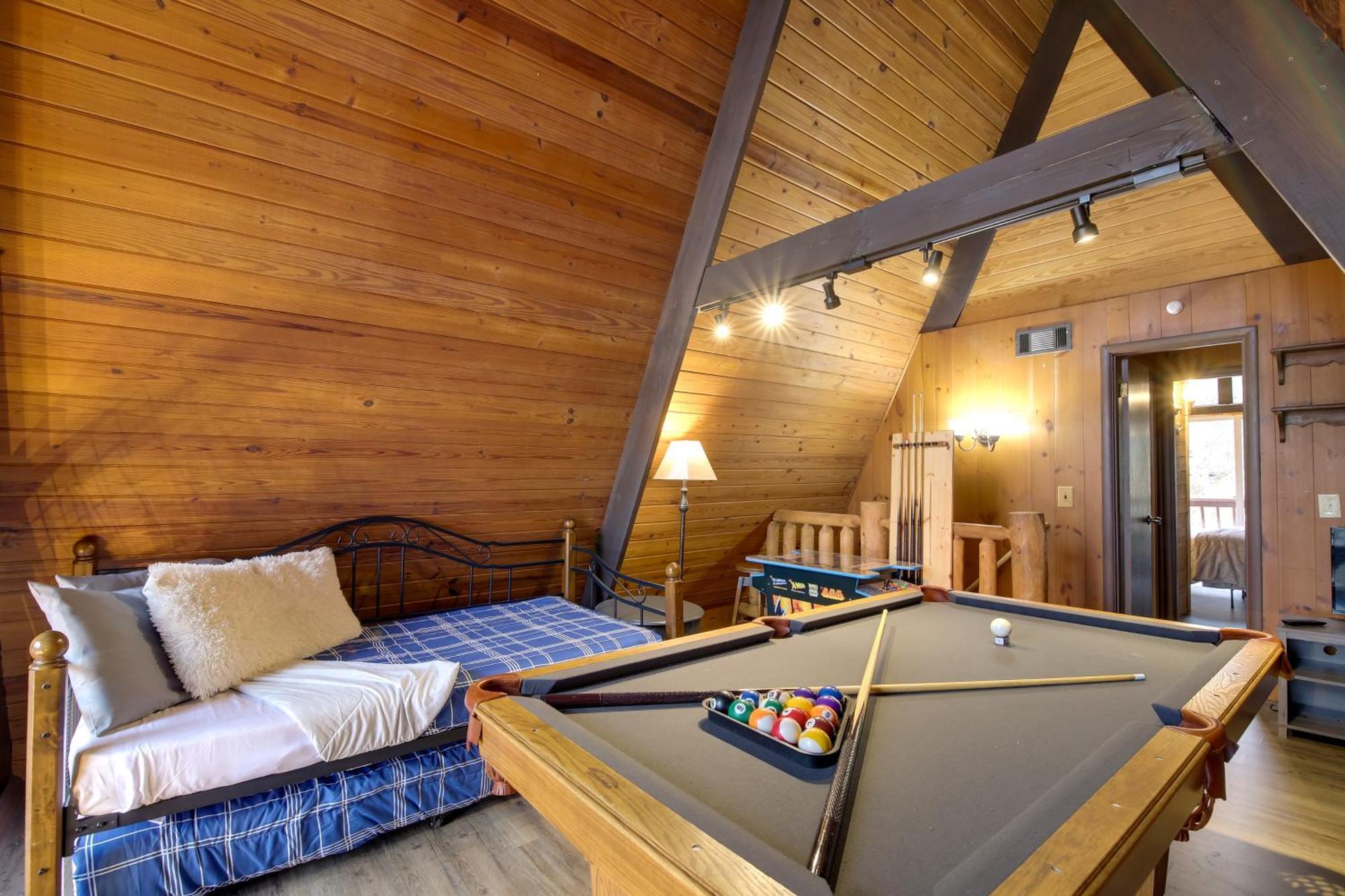 Gatlinburg A-Frame Home With Hot Tub Near Parkway Bagian luar foto