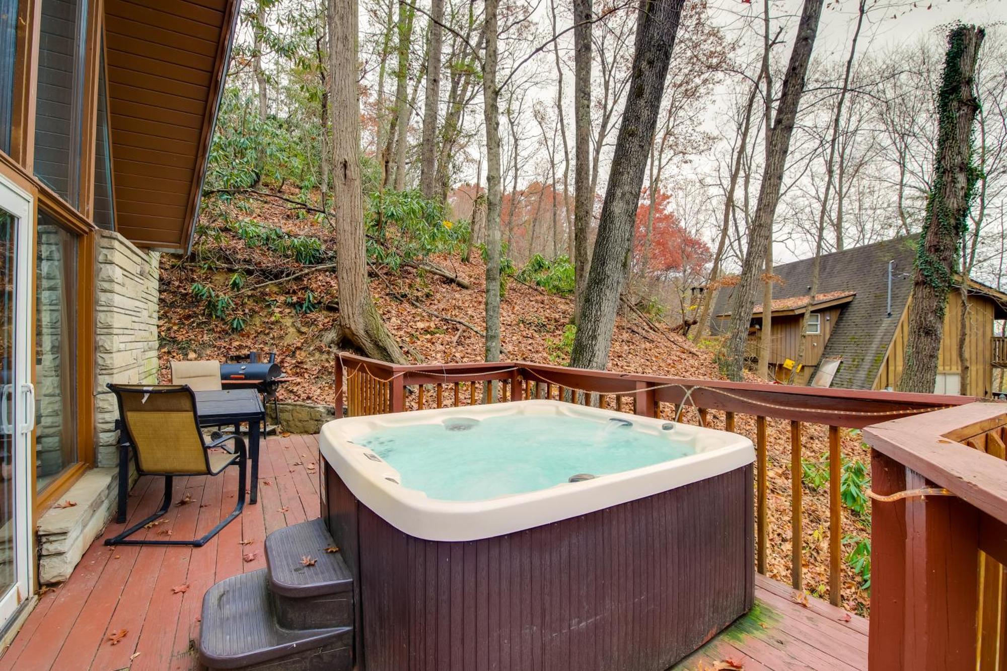 Gatlinburg A-Frame Home With Hot Tub Near Parkway Bagian luar foto