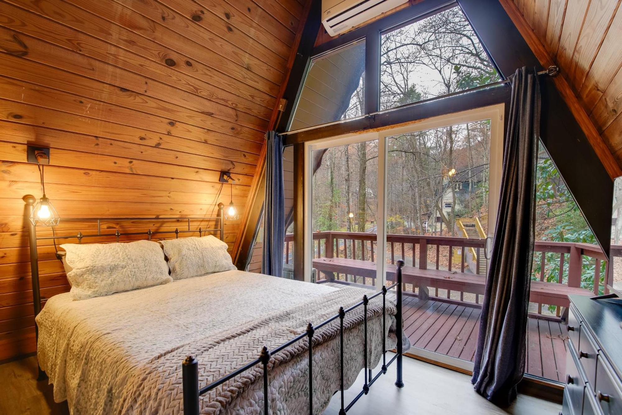 Gatlinburg A-Frame Home With Hot Tub Near Parkway Bagian luar foto